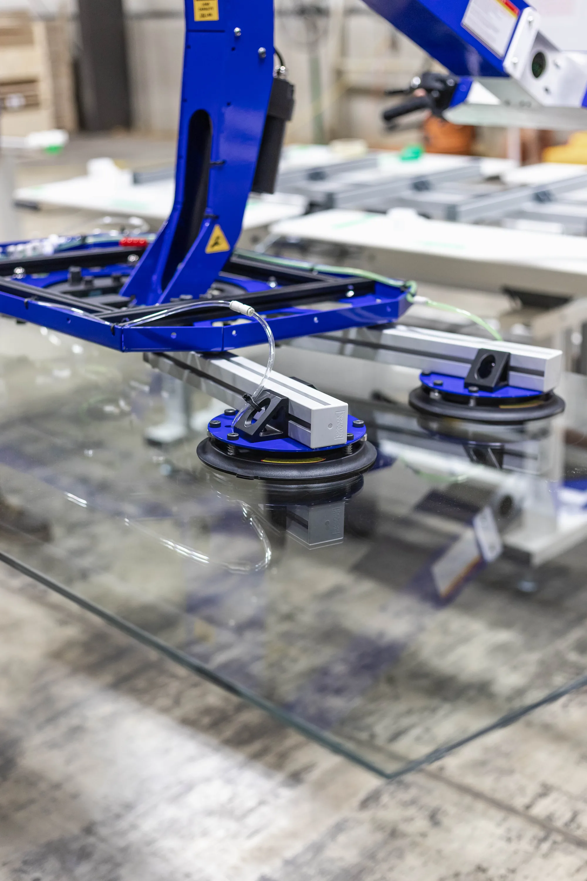Vacuum lifter handling glass panel